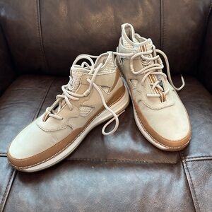 NWOT brand new Timberland Trekkers white and brown